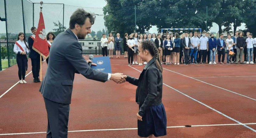 Najlepszym uczniom przyznano jednorazowe stypendia w wysokości 1 tys. zł  fot.: Urząd Gminy Pątnów