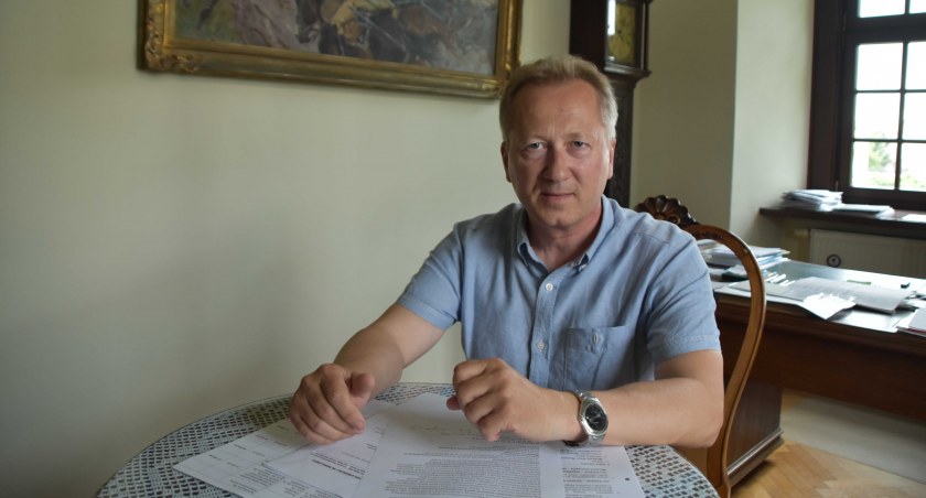 Dyrektor Jan Książek przyznaje, że remont dachu na zabytkowym budynku Muzeum Ziemi Wieluńskiej w Wieluniu najprawdopodobniej uda się przeprowadzić we wrześniu  fot.: Katarzyna Cieślik