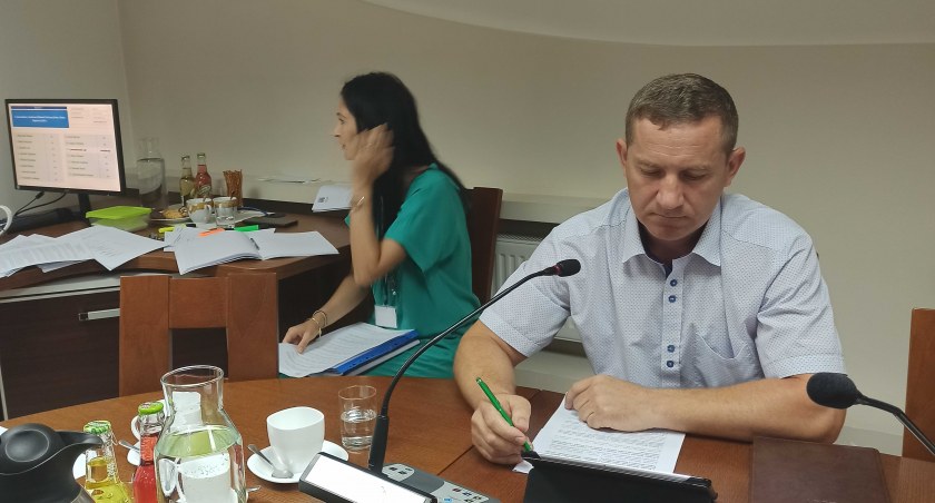 - Radny Robert Sikora uważa, że ratusz powinien dochować formalności, jeśli chodzi  o uregulowanie drogi z Czerkiesów na cmentarz w Makowiskach. Fot.: Magdalena Lizurej