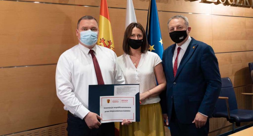 - 18 czerwca Rafał Drab, burmistrz, i Katarzyna Kowalska, skarbnik, podpisali umowę z   Andrzejem Górczyńskim wicemarszałkiem województwa łódzkiego. fot.: arch. UMiG Działoszyn
