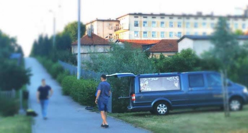 - W środę po południu za wieluńskim szpitalem ujawniono zwłoki 45-letniego mieszkańca Gaszyna. fot.: arch. red.