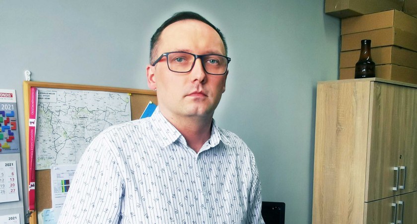 Woda pitna dostarczana jest do mieszkańców beczkowozami. Póki co, ta w kranach nie nadaje się do spożycia. Rafał Gruczalski z Urzędu Gminy Strzelce Wielkie zapewnia, że mieszkańcy są zaopatrywani w zdatną wodę od świtu do zmierzchu fot.: Sławomir Rajch (wszystkie)