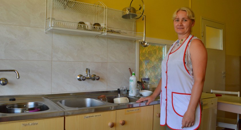 Na modernizację szkolnej kuchni z niecierpliwością oczekuje kucharka Sylwia Sobik    fot.: Elżbieta Wodecka 