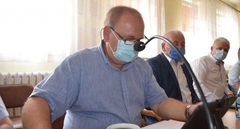 Na czwartkowej sesji Ryszard Dziadak, przewodniczący komisji rewizyjnej, odczytał wniosek w sprawie udzielenia wójtowi Leszkowi Gierczykowi absolutorium fot.: Elżbieta Wodecka 