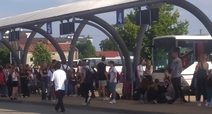 Młodzież również zwraca uwagę na problem przepełnionych autobusów – zdj. wykonane w godzinach popołudniowych na dworcu PKS w Wieluniu
