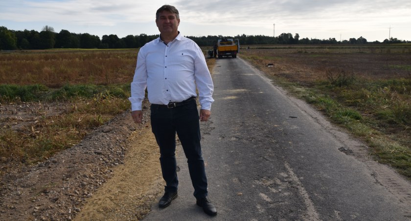 Wójt Mariusz Mielczarek cieszy się, że ul. Sportowa w Kiełczygłowie to kolejny odcinek na terenie gminy, który zostanie wyremontowany 