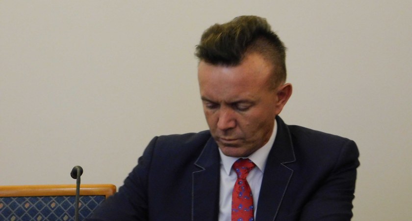 Grzegorz Mielczarek, radny powiatowy, który jednocześnie jest pracownikiem Urzędu Gminy w Białej, miał bez konsultacji z wójtem czy większością rady wskazać drogę do wniosku o modernizację fot: Magdalena Lizurej