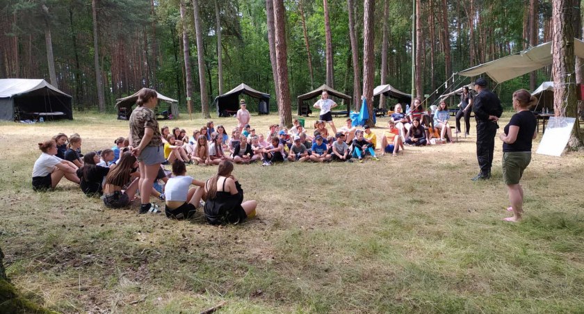 Strażacy z wieluńskiej komendy od początku wakacji odwiedzają po kolei obozowiska. Rozmawiają z uczestnikami m.in. na temat zasad zachowania bezpieczeństwa w trakcie burzy fot.: KP PSP w Wieluniu/ kpt. G. Kasprzyczak