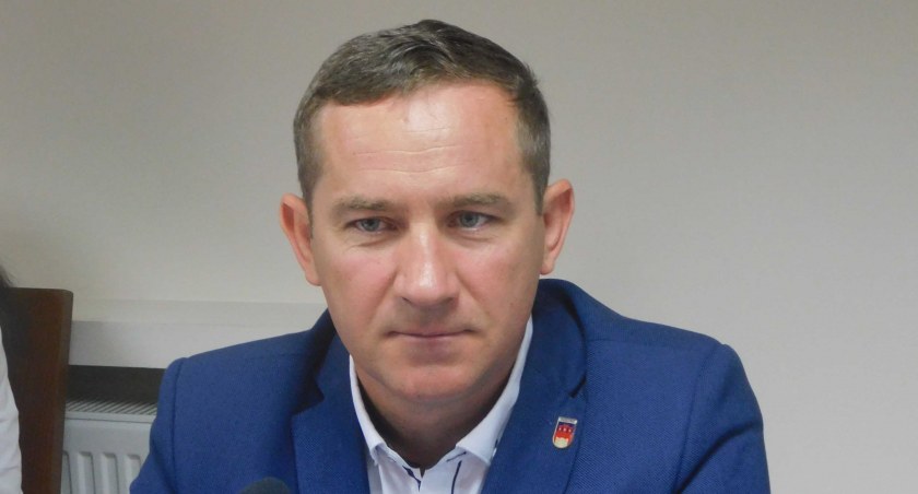 Radny Robert Sikora poprosił kilka miesięcy temu o zabezpieczenie dołu w ziemi, burmistrz Piotr Mielczarek uważa jednak, że teren nie jest na tyle niebezpieczny, aby go dodatkowo grodzić fot.: Magdalena Lizurej