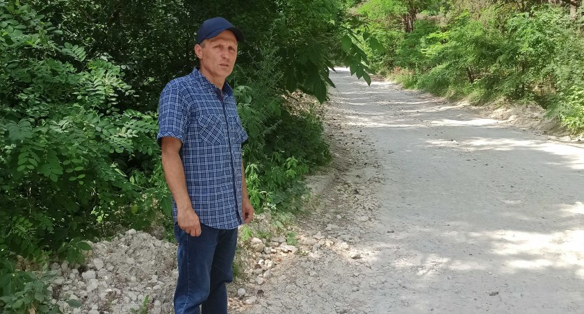 Leszek Janeczek zaznacza, że mieszkańcy od dawna wnosili o modernizację drogi Niwiska Dolne – Grądy. Teraz czekają na realizację zadania. Obawiają się jedynie, że asfalt zniszczą ciężarówki z kamieniem.fot.: Magdalena Lizurej