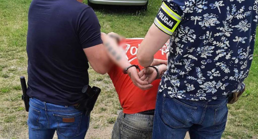 - W poniedziałek kryminalni z Bełchatowa wraz z funkcjonariuszami KPP w Pajęcznie zatrzymali na terenie gm. Rząśnia mężczyznę poszukiwanego listem gończym. fot.: arch.: KPP w  Bełchatowie