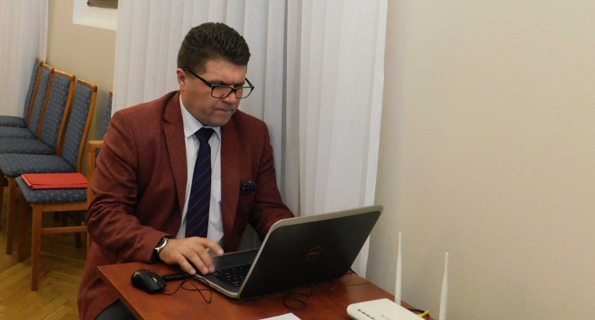 - Z kierunkiem działań burmistrza, Pawła Okrasy, w ubiegłym roku zgodziło się 11 radnych. Czterech uważa, że polityka ratusza zawierała szereg nieprawidłowości.  Fot.: Magdalena Lizurej