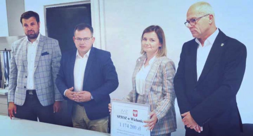 Dyrekcja szpitala otrzymała symboliczny czek na 1 174 200 zł. Na zdjęciu od lewej: wicestarosta Krzysztof Dziuba, poseł Paweł Rychlik, dyrektor Anna Freus, starosta Marek Kieler fot.: Sławomir Rajch