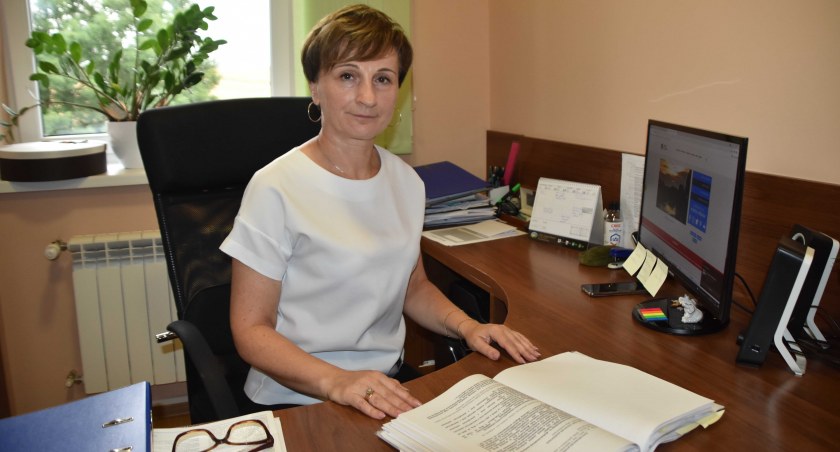 Sekretarz gminy Pątnów Iwona Napieraj informuje, że prace na drodze śródpolnej Dzietrzniki-Grębień-Józefów miałyby ruszyć ok. 10 sierpnia fot.: Katarzyna Cieślik