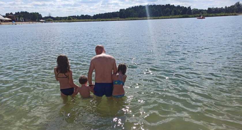 W upalne dni wiele osób wybiera wypoczynek nad wodą, bardzo często w niestrzeżonych kąpieliskach, gdzie czują się swobodniej, a zbytnie rozluźnienie niejednokrotnie kończą się tragedią / fot.: Magdalena Lizurej
