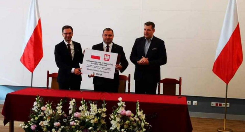 Rafał Drab, burmistrz Działoszyna oraz Katarzyna Kowalska, skarbnik miasta, umowę z przedstawicielami rządu na dotację do miejskiego żłobka pojechali podpisać aż do Koluszek fot.: arch. UMiG w Działoszynie 