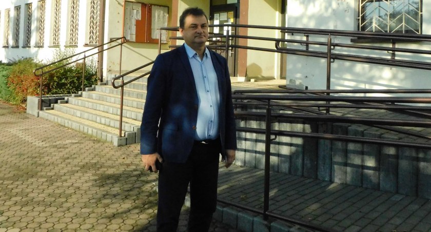 - Od kilku tygodni widać członków ekipy budowlanej, którzy systematycznie wykonują prace przy termomodernizacji GOK-u w Konopnicy.  fot.: Katarzyna Cieślik, Magdalena Lizurej