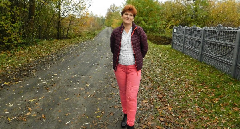 Alicja Słok została sołtysem Tuszyna. Ma nadzieję, że w ciągu kilku najbliższych lat uda się poprawić infrastrukturę we wsi. Tutejsi nie mają drogi, a miejscowość nie jest nawet oświetlona fot: Magdalena Lizurej