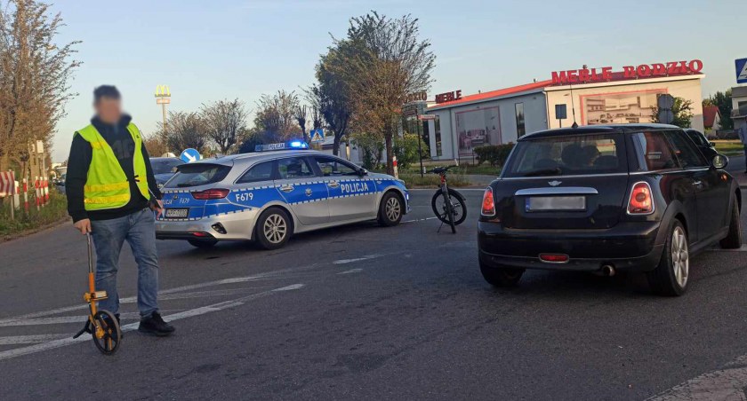 zdjęcie po zdarzeniu z udziałem rowerzysty i samochodu osobowego/fot.: Magdalena Lizurej