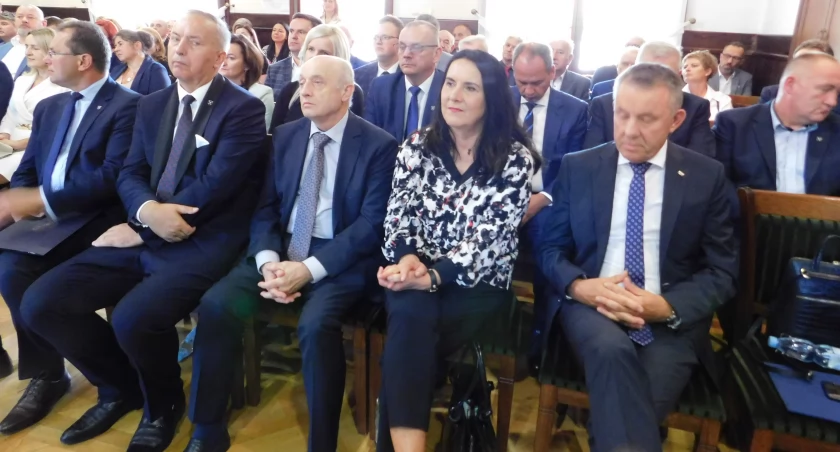 zdjęcie samorządowców i polityków podczas 25-lecia powiatu/fot.: Magdalena Lizurej