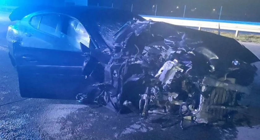 zdjęcie rozbitego BMW/fot.: arch. KMP w Piotrkowie Trybunalskim 