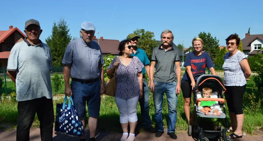 Zatroskani mieszkańcy proszą o zbudowanie przejścia przez drogę 42/fot.: Ela Wodecka  
