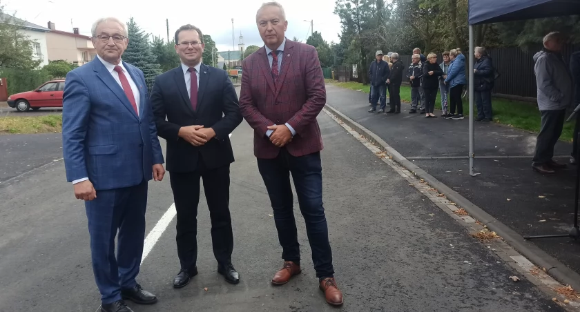 zdjęcie Marka Jednaka, wójta Strzelec Wielkich, Zbigniewa Gajęckiego, starosty pajęczańskiego oraz Pawła Sikory, wicestarosty pajęczańskiego podczas otwarcia drogi/fot.: Magdalena Lizurej