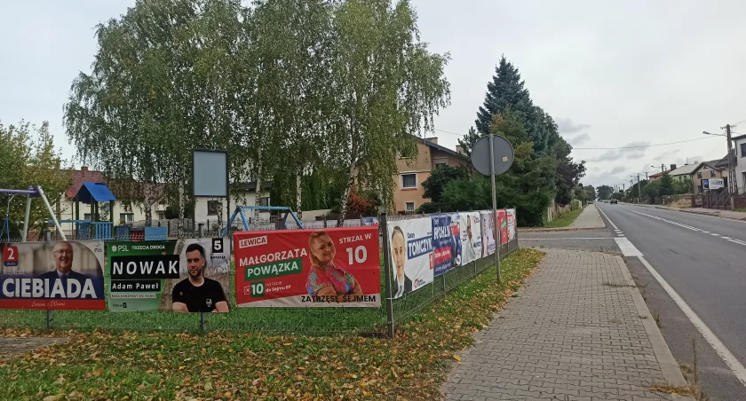 zdjęcie plakatów wyborczych na ogrodzeniu placu zabaw/fot.: Magdalena Lizurej 