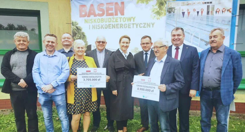 W Działoszynie powstanie pływalnia - zdjęcia z odebrania czeków z rządowego programu Polski Ład