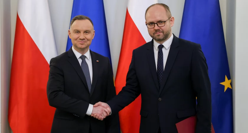 Zdjęcie prezydenta RP Andrzeja Dudy i szef biura polityki międzynarodowej kancelarii prezydenta Marcin Przydacz