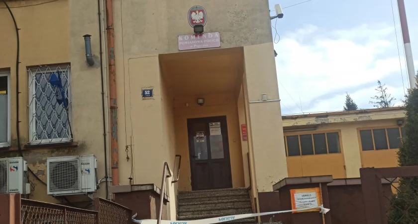 Zdjęcie budynku w którym obecnie ma siedzibę KPP w Pajęcznie/fot.: Magdalena Lizurej