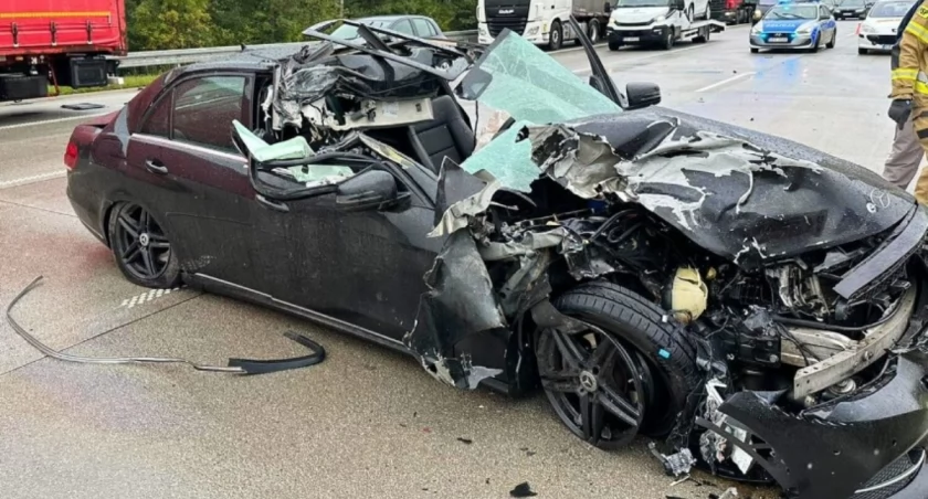 Na zdjęciu mercedes, który uczestniczył w wypadku / Fot. KPP Radomsko 