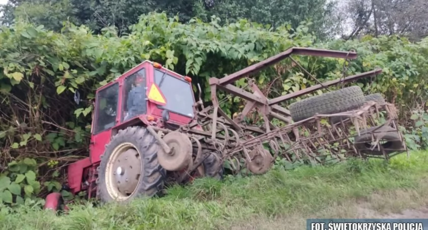 Na zdjęciu traktor, który wpadł do rowu / Fot. KPP Opatów 