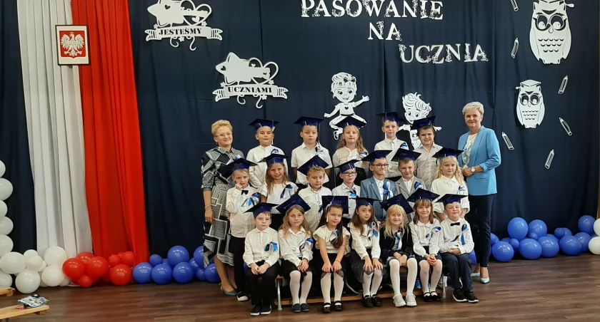Pierwszoklasiści z wychowawczynią Magdaleną Malinowską oraz dyrektorką Marzeną Kowalską  