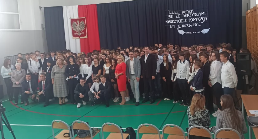 zdjęcie pierwszoklasistów II LO wraz z nauczycielami i zaproszonymi gośćmi/fot.: Magdalena Lizurej 