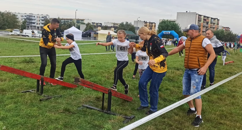 zdjęcie zawodników podczas runmagedon kids w Wieluniu/fot.: Magdalena Lizurej