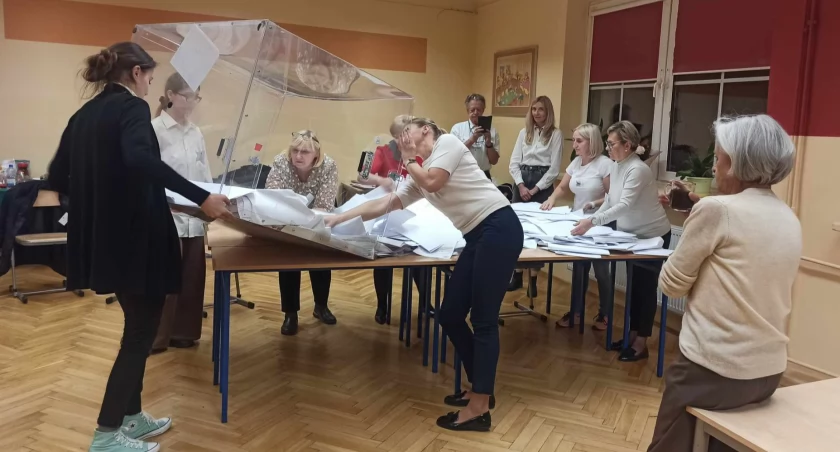 Zdjęcie członkiń komisji wyborczej, podczas wysypywania głosów/fot.: Magdalena Lizurej 