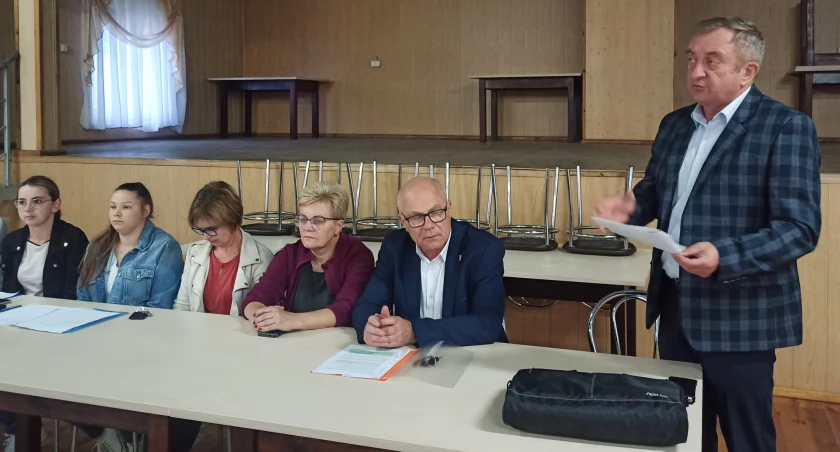 zdjęcie samorządowców podczas zebrania sołeckiego w Młynisku/fot.: Magdalena Lizurej