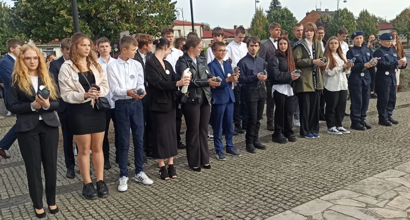Zdjęcie uczniów ZS w Działoszynie podczas obchodów 60-lecia/fot.: Magdalena Lizurej