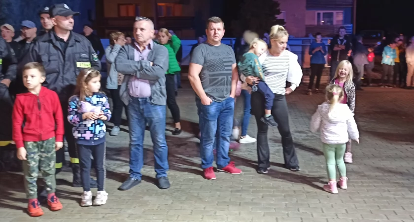 zdjęcie mieszkańców, którzy przyszli zobaczyć nowy pojazd OSP Trębaczew/fot.: Magdalena Lizurej