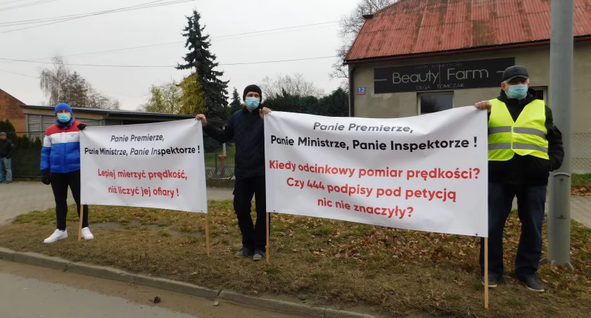 Zdjęcie mieszkańców z banerami w Białej/fot.: Magdalena Lizurej