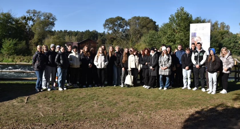 Młodzież na warsztatach naukowych nad rzeką Wartą 