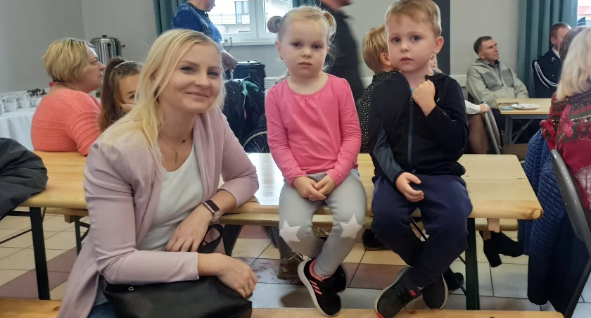 zdjęcie mieszkańców Dzietrznik podczas imprezy z okazji podsumowania grantu/fot.: Magdalena Lizurej