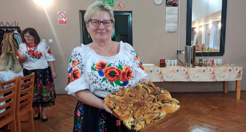 zdjęcie jednej z członkiń KGW w Rychłocicach z fantazyjnym makowcem/fot.: Magdalena Lizurej