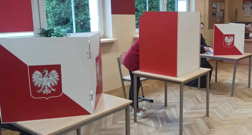 zdjęcie wnętrza lokalu wyborczego/fot.: Magdalena Lizurej