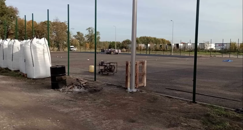 zdjęcie boiska w Białej w trakcie budowy/fot: Dawid Biskup