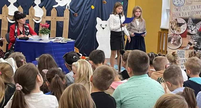 Zdjęcia uczniów, pedagogów oraz gości z poetka Romą Rappe