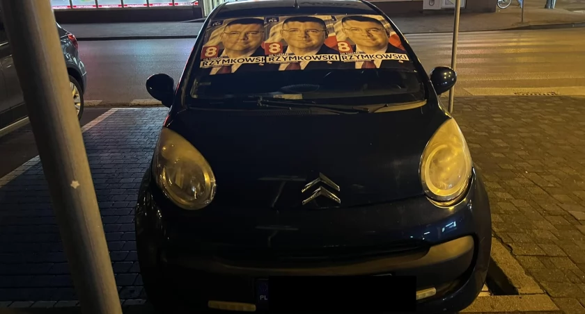 Samochód oklejony plakatami wyborczymi przez kilka dni zajmował parking przeznaczony dla niepełnosprawnych/fot.: archiwum prywatne 