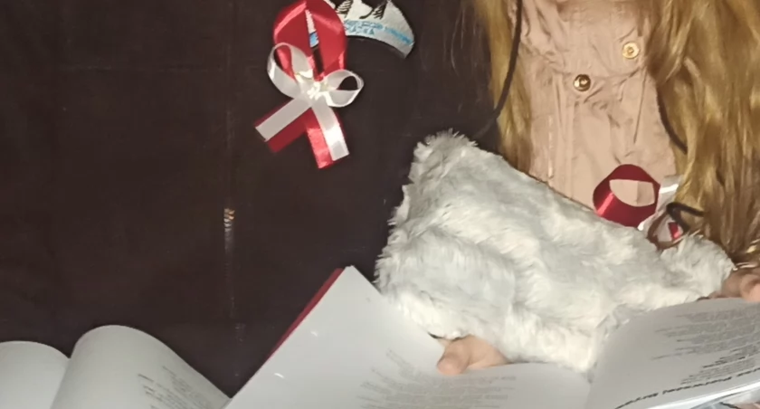 zdjęcie dziewczynek ze śpiewnikami/fot.: Magdalena Lizurej