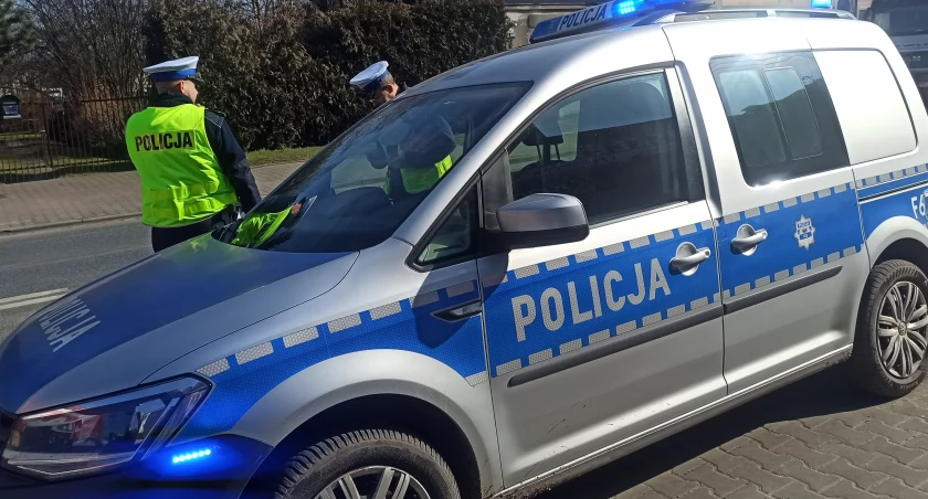 zdjęcie policjantów w czasie wykonywania obowiązków/fot.: Magdalena Lizurej